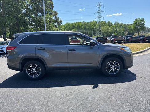 Used 2019 Toyota Highlander XLE image 6