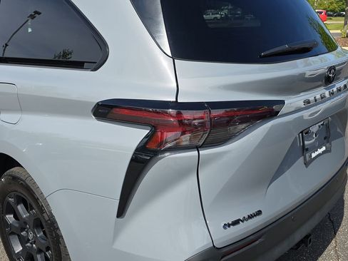 Certified 2025 Toyota Sienna XLE Woodland Edition AWD/4WD image 39