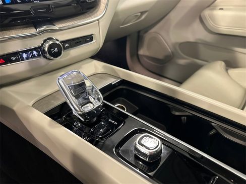 Certified 2023 Volvo XC60 B5 Ultimate w/ Climate Package image 18