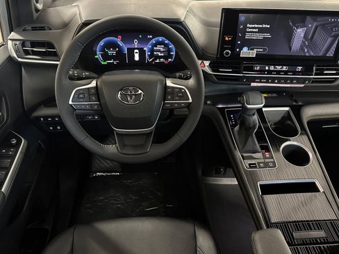 New 2026 Toyota Sienna XLE Woodland Edition AWD/4WD image 17