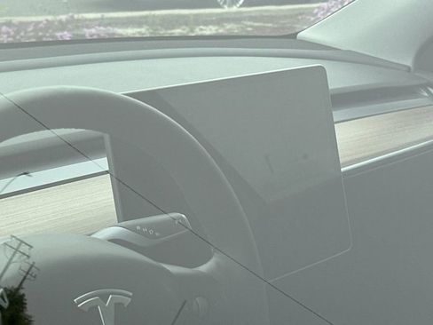 Used 2024 Tesla Model Y Long Range RWD image 3