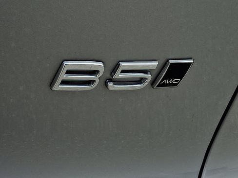 Certified 2025 Volvo XC40 B5 Core image 31