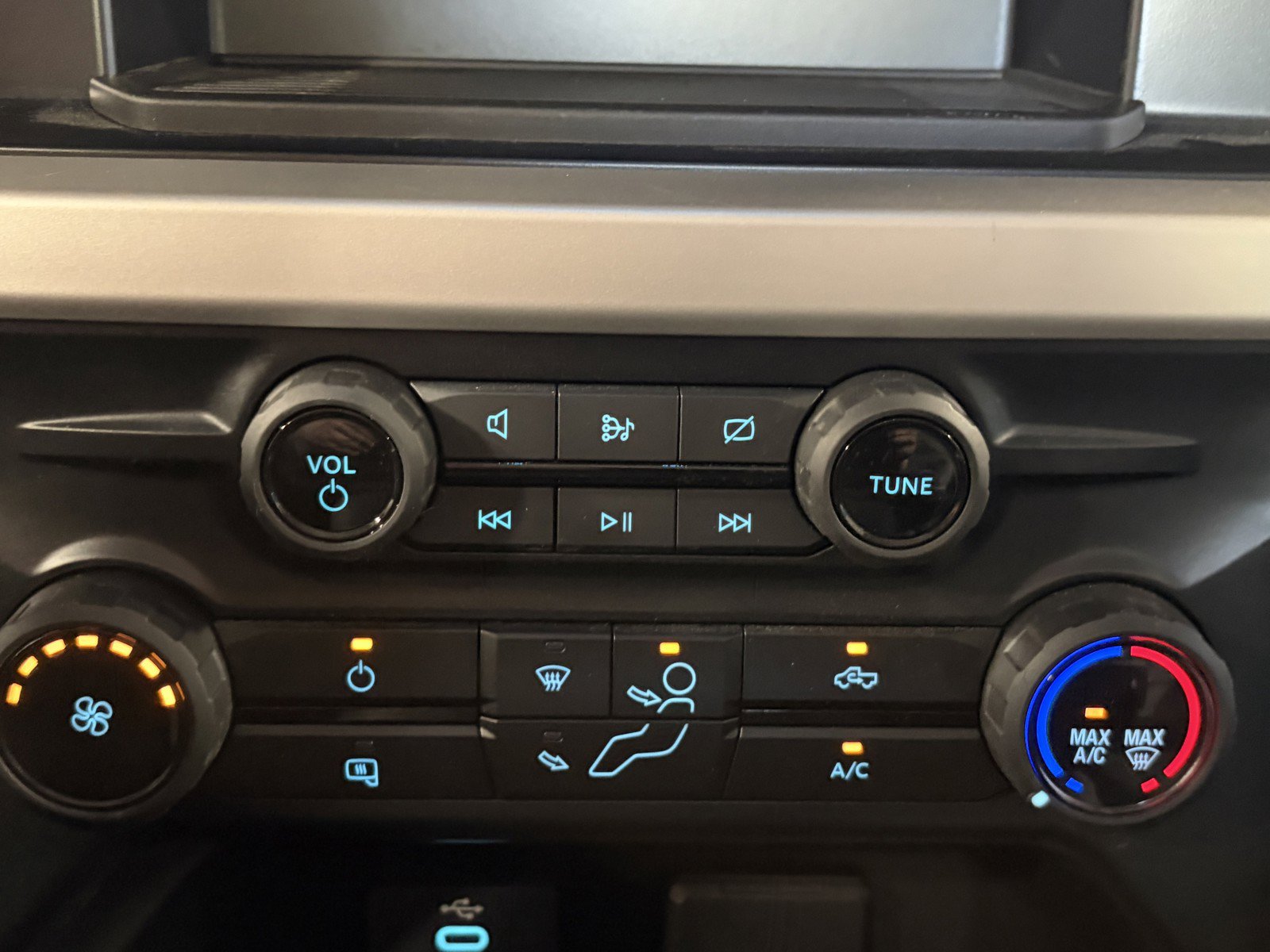 Used 2023 Ford F250 XL w/ Snow Plow Prep Package AWD/4WD image 16