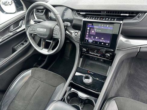 Used 2023 Jeep Grand Cherokee Altitude image 11