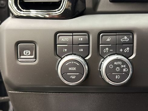 Used 2025 GMC Sierra 1500 AT4 w/ AT4 Premium Package AWD/4WD image 32