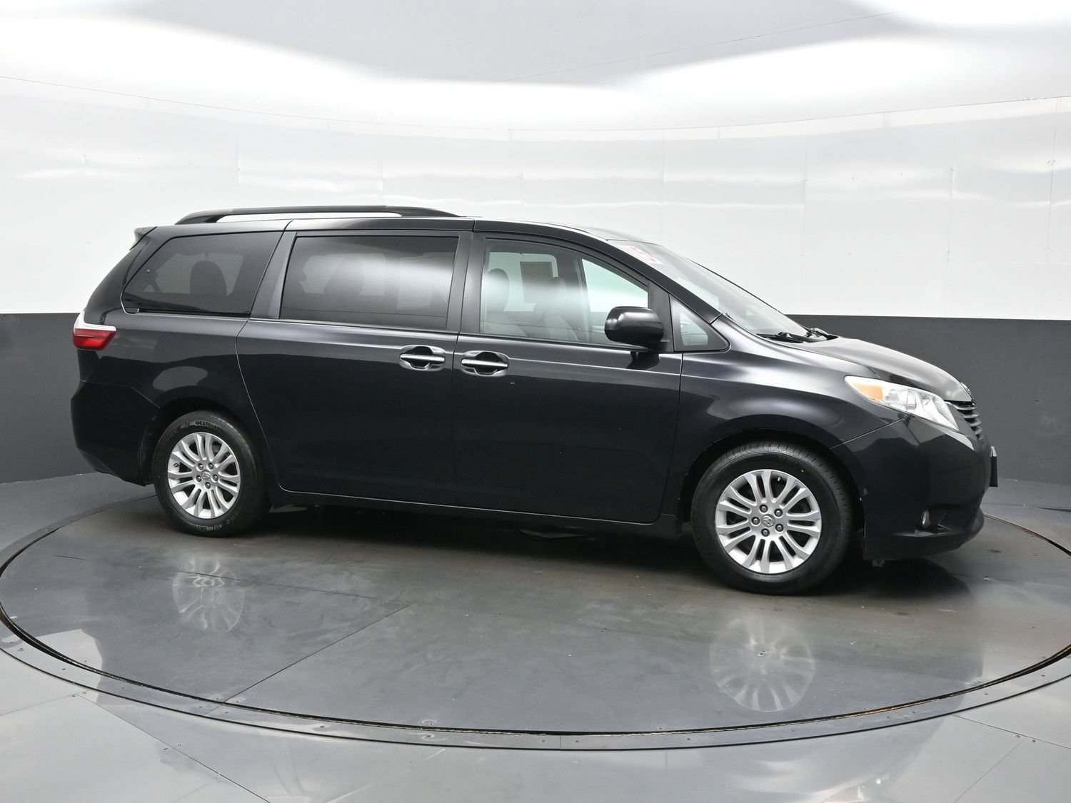Used 2015 Toyota Sienna XLE w/ XLE Navigation Package FWD image 7