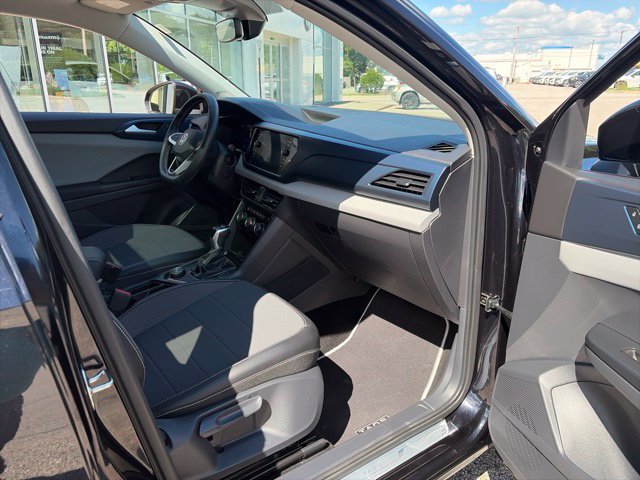 Certified 2023 Volkswagen Taos SE w/ Panoramic Sunroof Package AWD/4WD image 16