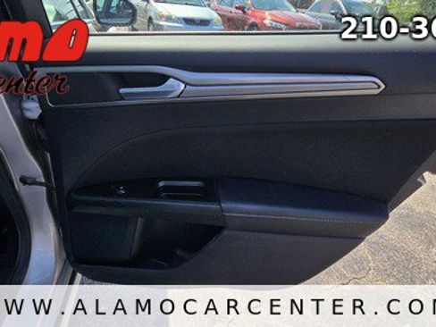 Used 2017 Ford Fusion SE image 26