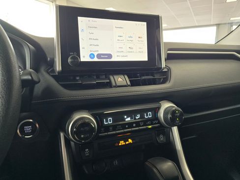 Used 2025 Toyota RAV4 XLE AWD/4WD image 28