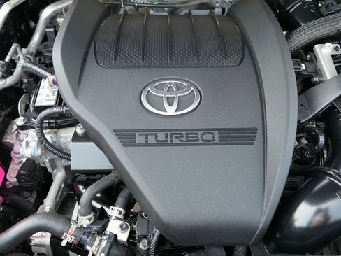Used 2024 Toyota Highlander LE FWD image 25