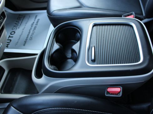 Used 2023 Chrysler Pacifica Touring-L image 33