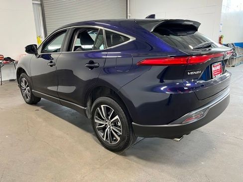 Used 2022 Toyota Venza LE AWD/4WD image 5