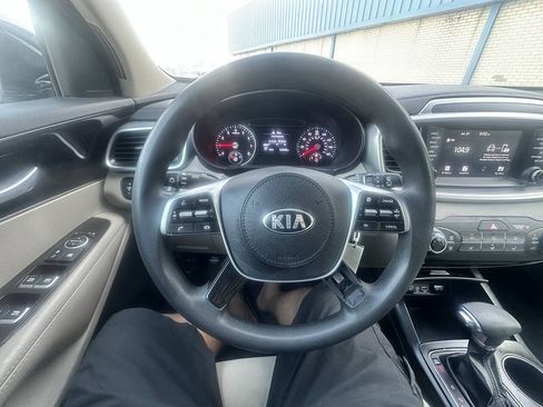 Used 2019 Kia Sorento FWD image 12