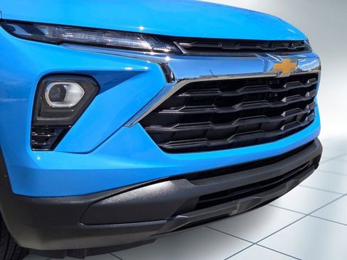 Used 2024 Chevrolet TrailBlazer LS w/ LS Convenience Package FWD image 2