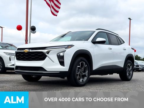 Used 2025 Chevrolet Trax LT FWD image 2