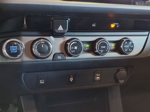 Used 2016 Toyota Tacoma TRD Sport image 22