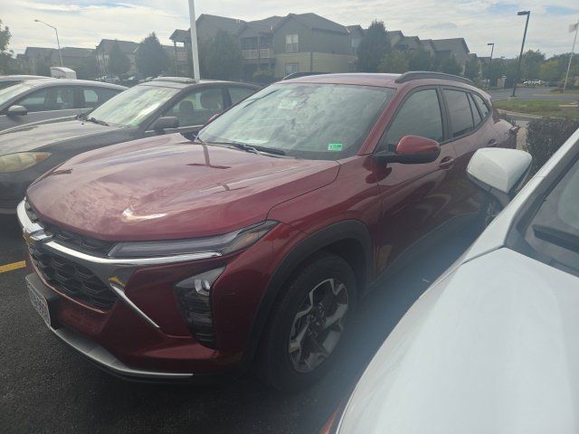 Used 2025 Chevrolet Trax LT w/ LT Convenience Package FWD image 2
