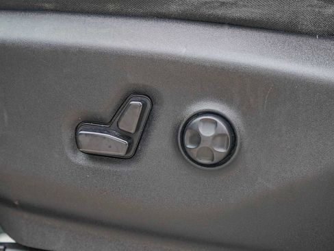 Used 2019 Chrysler Pacifica Touring-L image 22