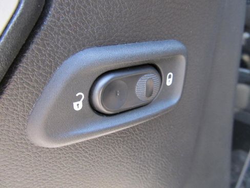 Used 2016 Jeep Wrangler Unlimited Rubicon w/ Connectivity Group image 33