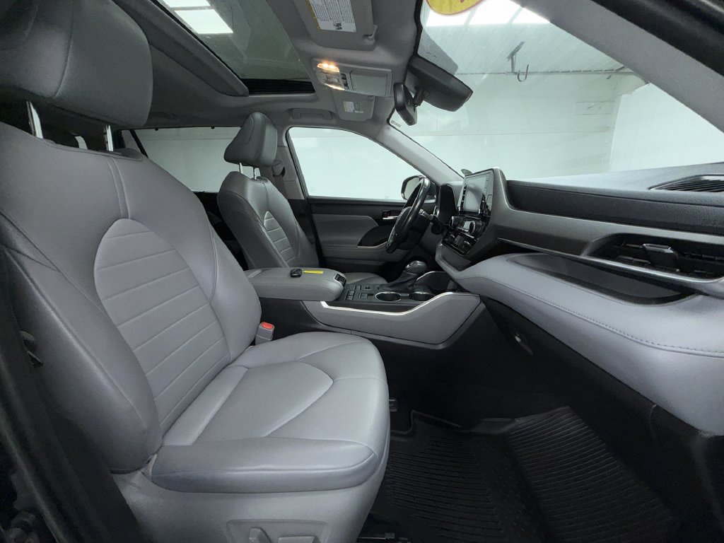 Used 2021 Toyota Highlander XLE AWD/4WD image 19