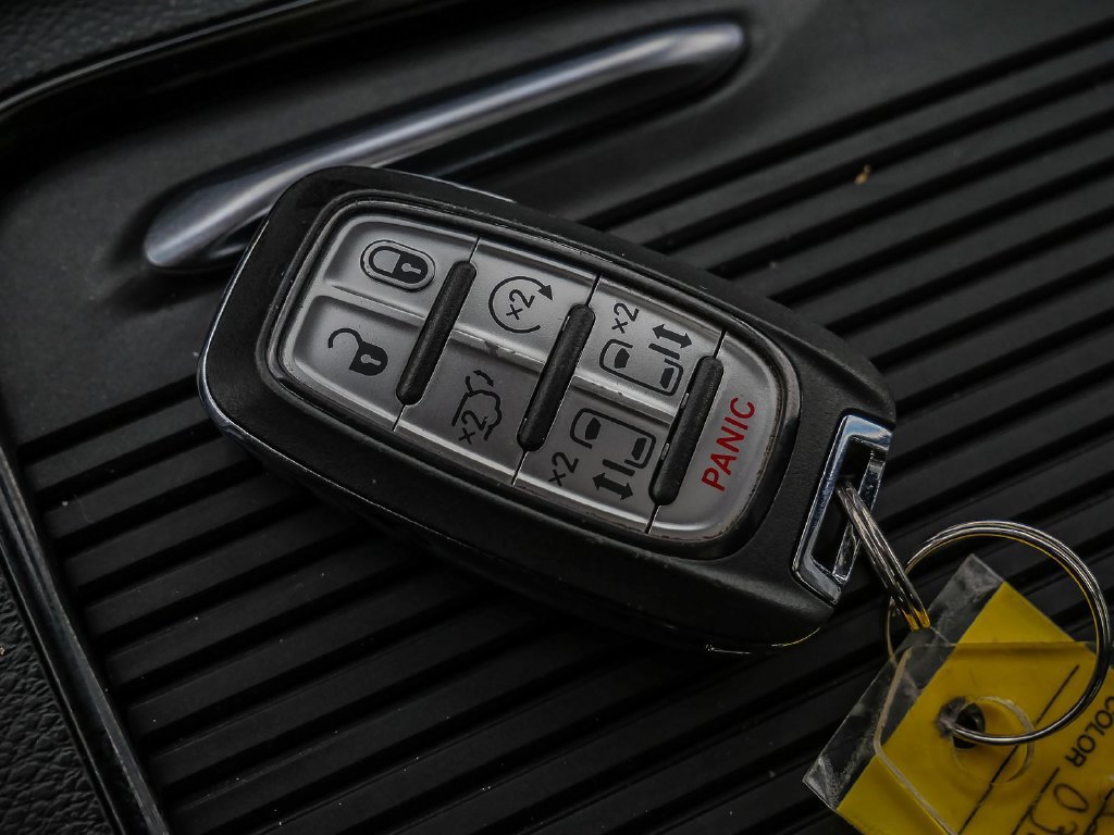 Used 2025 Chrysler Pacifica Limited FWD image 42