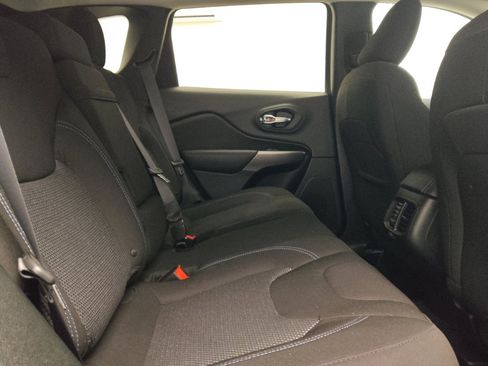 Used 2019 Jeep Cherokee Latitude w/ Popular Appearance Group FWD image 19