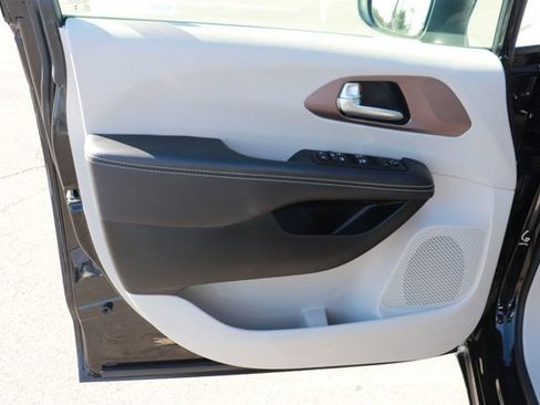 Used 2024 Chrysler Voyager LX image 8