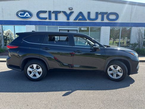 Used 2021 Toyota Highlander LE image 3