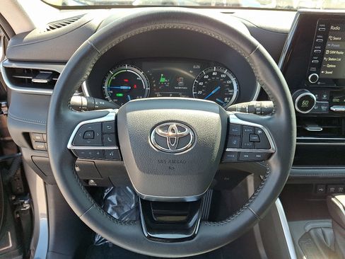 Used 2020 Toyota Highlander XLE AWD/4WD image 20
