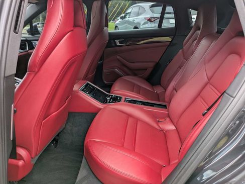 Used 2022 Porsche Panamera RWD image 16