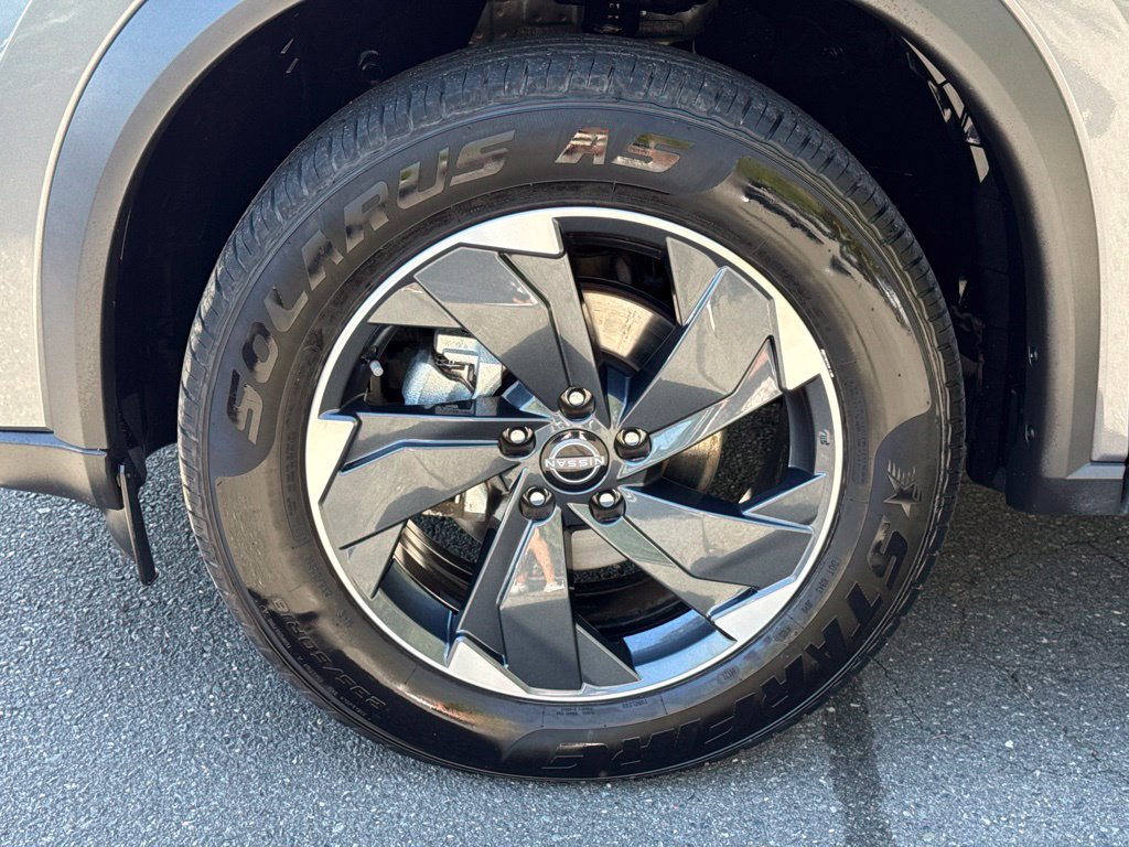 Used 2024 Nissan Rogue SV AWD/4WD image 14