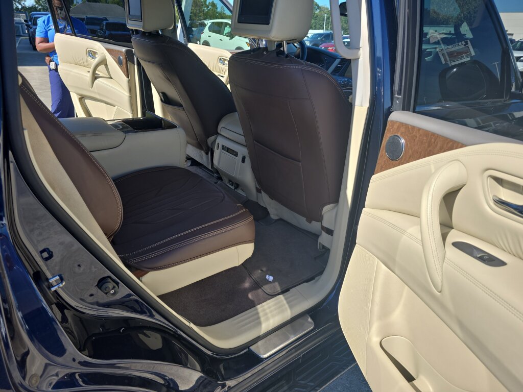 Used 2017 INFINITI QX80 4WD w/ Driver Assistance Package image 17