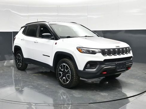 Used 2025 Jeep Compass Trailhawk AWD/4WD image 1