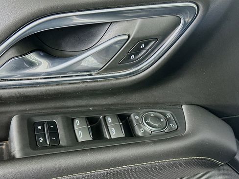 Used 2023 Chevrolet Suburban Premier image 15