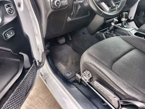 Used 2022 Jeep Wrangler Sport S image 3