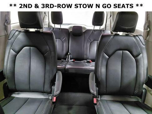 Used 2024 Chrysler Pacifica Touring-L image 16