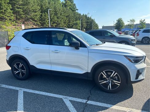 Used 2024 Volvo XC40 B5 Core w/ Protection Package Premier AWD/4WD image 4