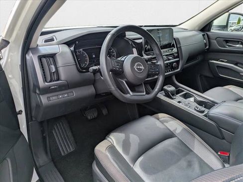 Used 2023 Nissan Pathfinder SL w/ Lighting Package (N92) image 10