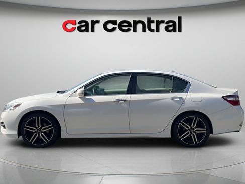 Used 2017 Honda Accord Touring image 2