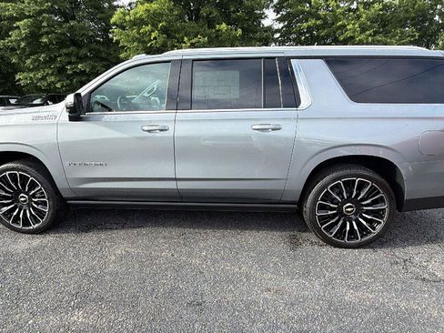 New 2026 Chevrolet Suburban High Country AWD/4WD image 12