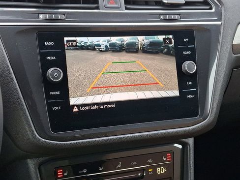 Used 2023 Volkswagen Tiguan SE w/ Panoramic Sunroof Package image 25