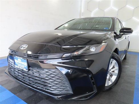 Used 2025 Toyota Camry LE w/ Convenience Package FWD image 1