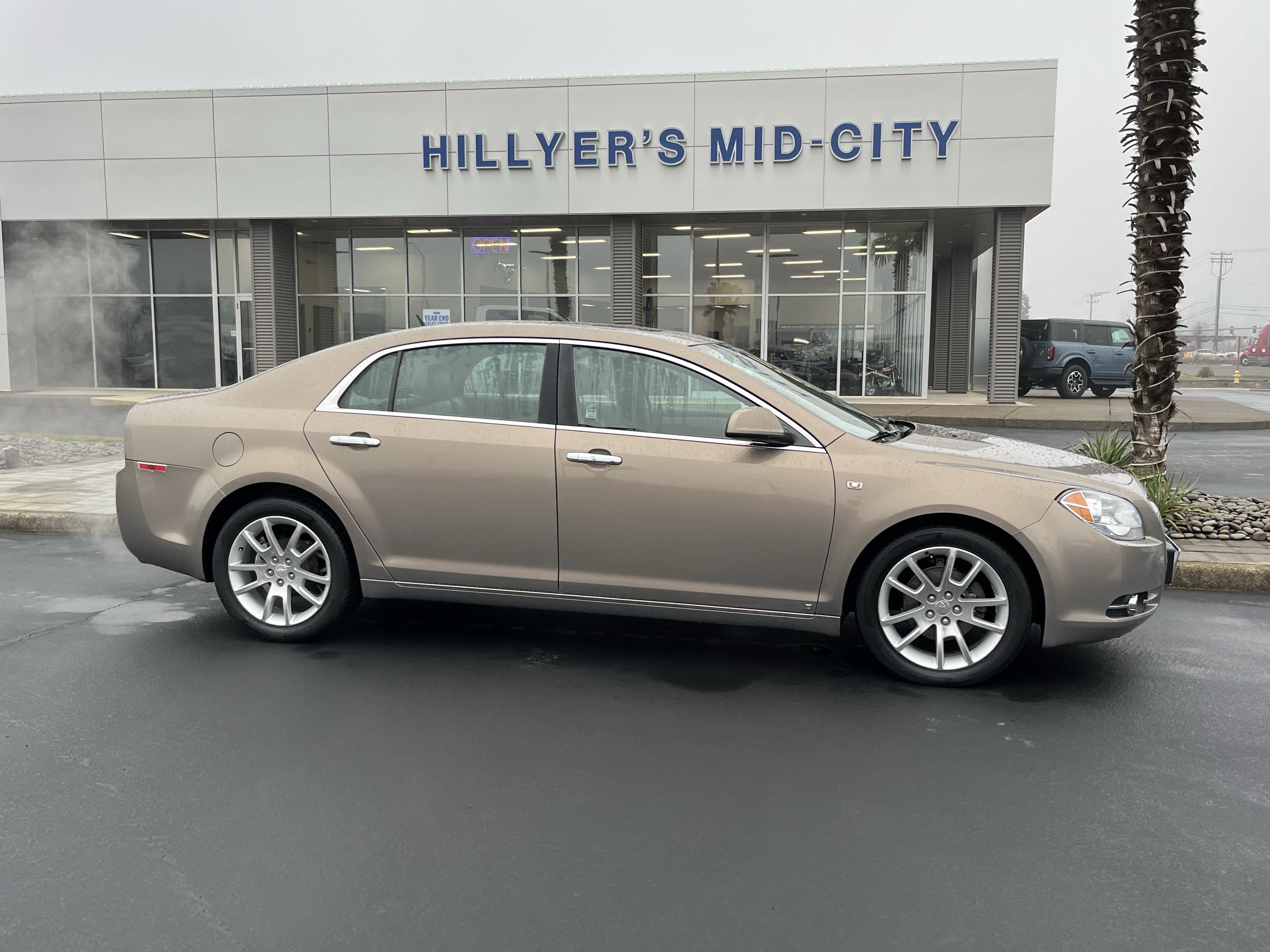 Used 2008 Chevrolet Malibu LTZ w/ Rear Power Package FWD image 2