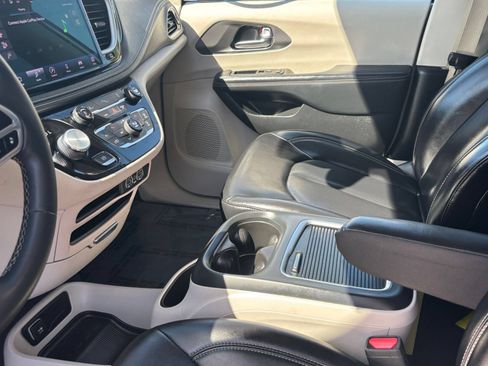 Used 2023 Chrysler Pacifica Touring-L FWD image 39