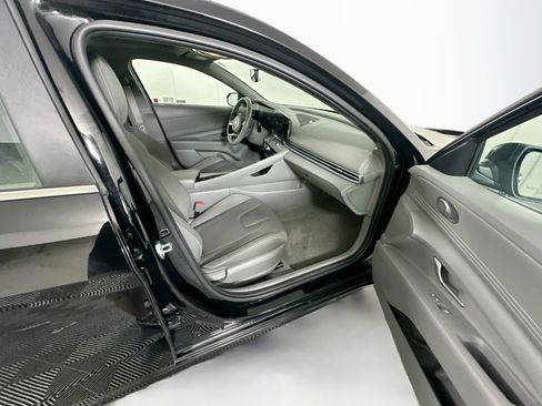 Used 2025 Hyundai Elantra SEL FWD image 31
