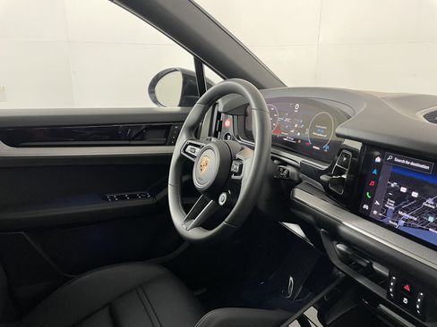 Used 2025 Porsche Cayenne Coupe AWD/4WD image 12