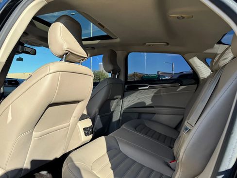 Used 2017 Ford Fusion SE w/ Fusion SE Technology Package image 15