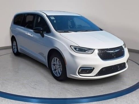 New 2026 Chrysler Pacifica Select image 3