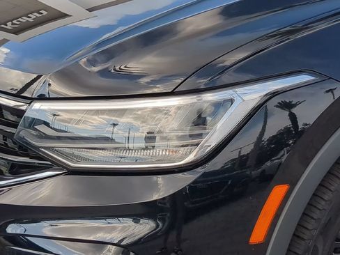 Certified 2022 Volkswagen Tiguan SE R-Line FWD image 8