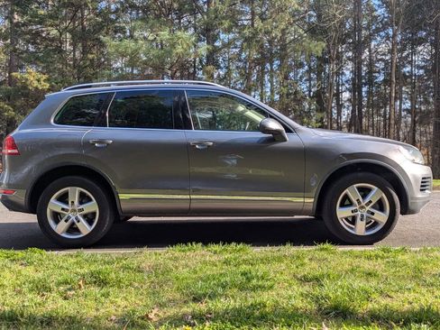 Used 2013 Volkswagen Touareg TDI image 11
